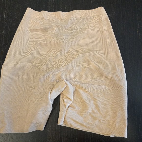 Skims - Picture 3 of 3